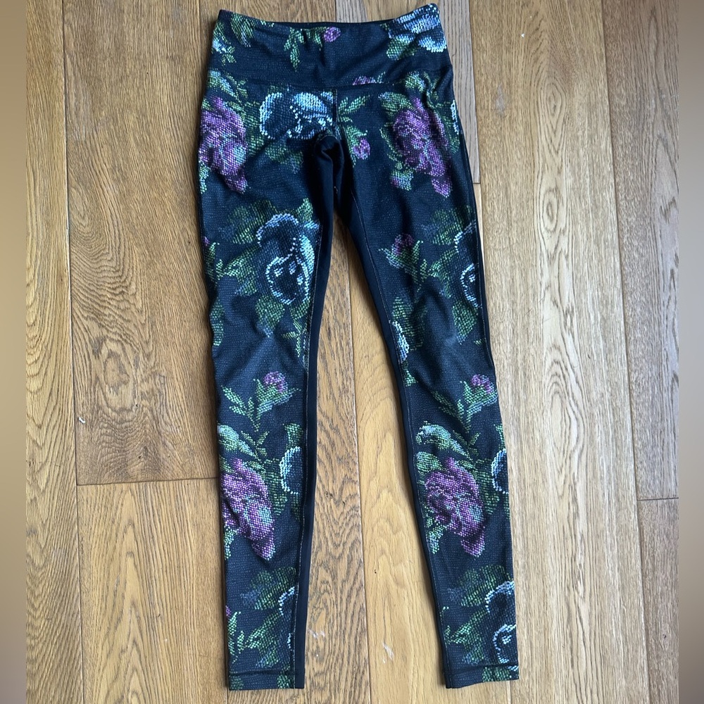 Lululemon Athletica size 4 workout pants Floral Patterned Leggings